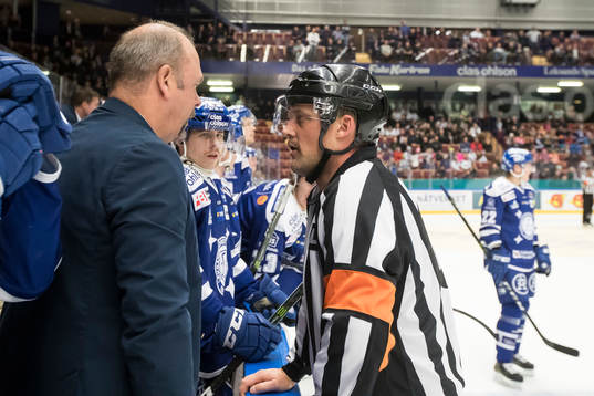 Domare Mikael Nord i samtal med Leksands tränare Per-Erik