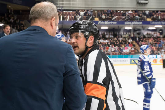 Domare Mikael Nord i samtal med Leksands tränare Per-Erik