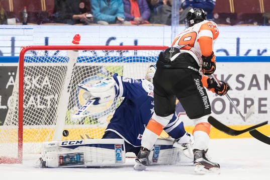 Karlskronas Emil Lundberg gör 0-1 bakom Leksands målvakt