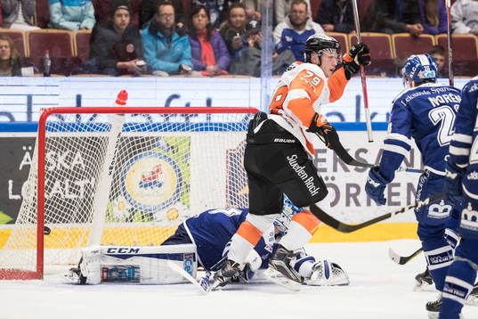 Karlskronas Emil Lundberg gör 0-1 bakom Leksands målvakt