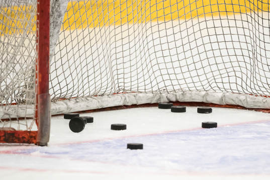 Puckar i målet innan ishockeymatchen i SHL mellan Leksand