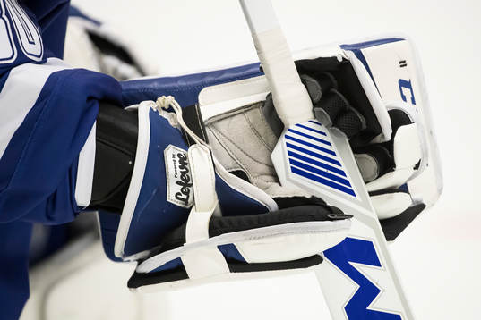 Handske i ishockeymatchen i SHL mellan Leksand och