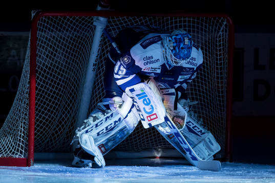Leksands målvakt Atte Engren  i ishockeymatchen i SHL