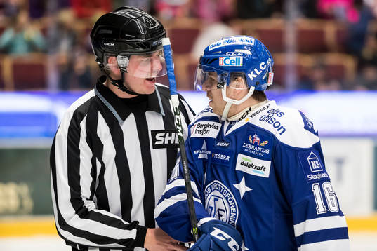 Leksands János Hári och linjedomare Daniel Persson i