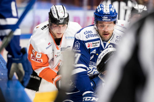 Leksands Jesper Ollas  i ishockeymatchen i SHL mellan