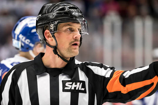 Domare Mikael Nord i ishockeymatchen i SHL mellan Leksand