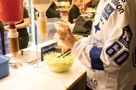 Försäljning av hamburgare i ishockeymatchen i SHL mellan