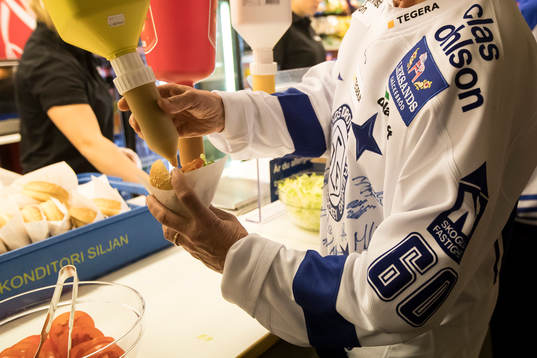 Försäljning av hamburgare i ishockeymatchen i SHL mellan