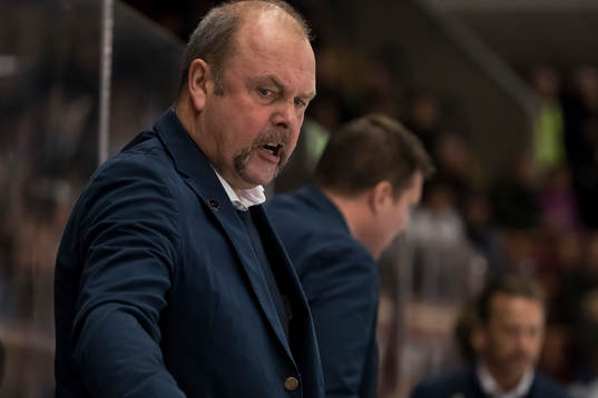 Leksands tränare Per-Erik Johnsson  i ishockeymatchen i