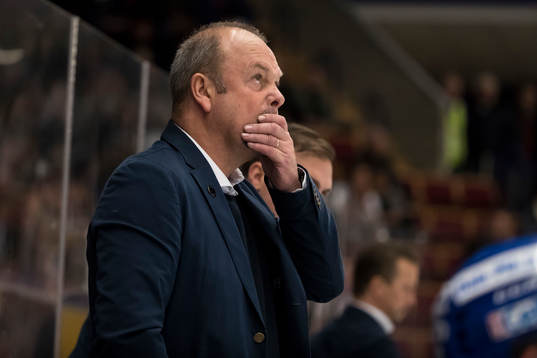 Leksands tränare Per-Erik Johnsson  i ishockeymatchen i