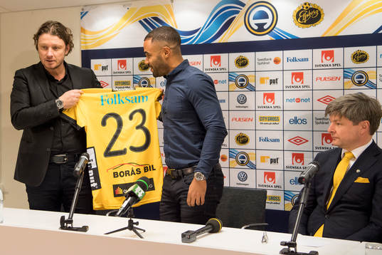 Elfsborgs klubbchef Stefan Andreasson överlämnar tröja