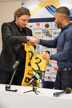 Elfsborgs klubbchef Stefan Andreasson överlämnar tröja