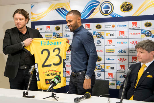 Elfsborgs klubbchef Stefan Andreasson överlämnar tröja