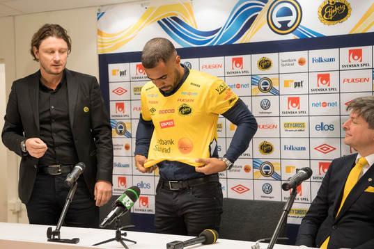 Elfsborgs klubbchef Stefan Andreasson överlämnar tröja