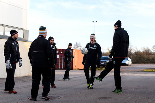 Färjestads Joakim Nygård värmer upp med några