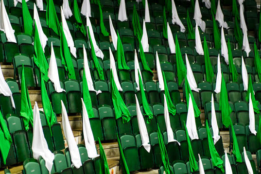 Flaggor uppställda för ett tifo
