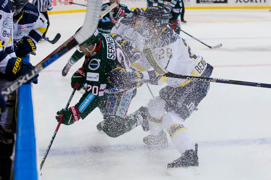 s Anton Bengtsson tacklar Frölundas Joel Lundqvist
