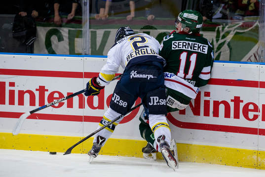 s Kristofer Berglund  tacklar Frölundas Victor Olofsson