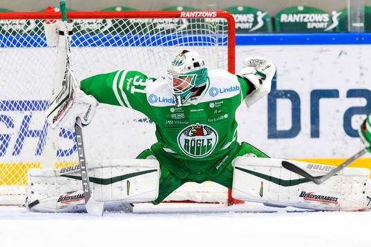 Rögles målvakt Lars Volden räddar