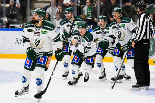 Färjestads Milan Gulas och Marcus Nilsson jublar