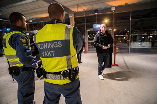 ordningsvakter i foajén på ABB Arena Rosenholm innan