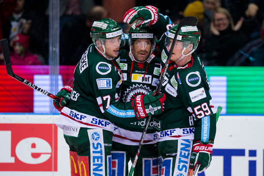 Frölundas Joel Lundqvist jublar ihop med Henrik Tömmernes