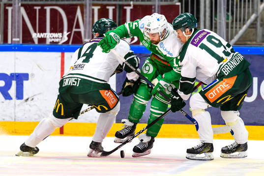 Rögles Jack Connolly uppvaktas av Färjestads Lukas