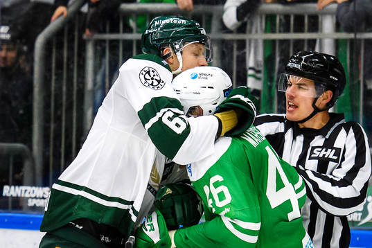 Färjestads Johan Ryno och Rögles Kevin Marshall boxas