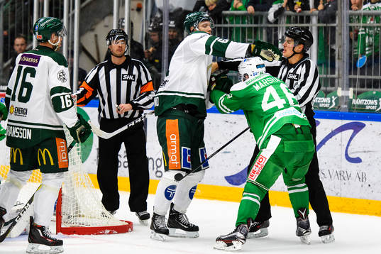 Färjestads Johan Ryno och Rögles Kevin Marshall boxas