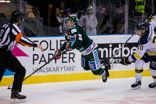 s Lawrence Pilut som får en utvisning