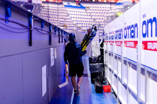 Växjös materialare bär ut klubbor före ishockeymatchen