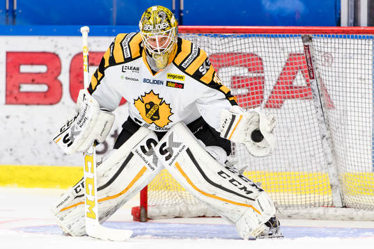 Skellefteås målvakt Gustaf Lindvall plockar en puck