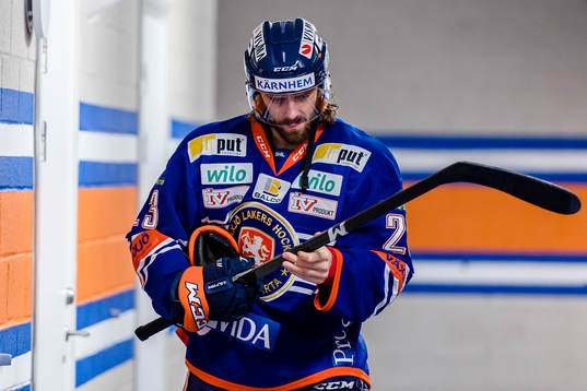 Växjös Ville Leino på väg ut till värmning före