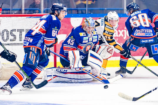 Växjös målvakt Viktor Andrén fokuserar på pucken