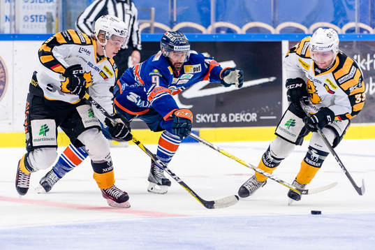 Skellefteås Tim Söderlund och Sebastian Ohlsson  jagas av