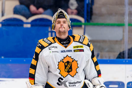 Skellefteås målvakt Gustaf Lindvall spottar