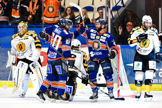 Växjös Josh Hennessy jublar