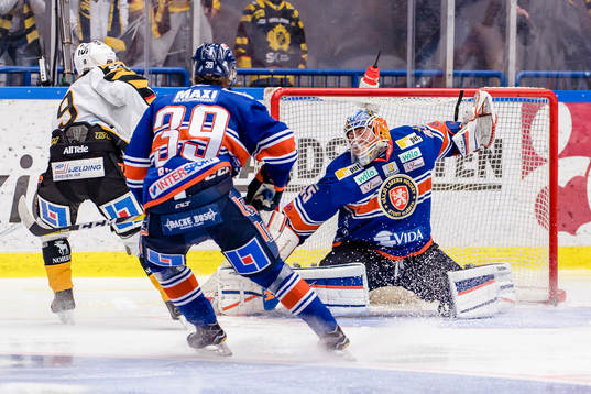 Växjös målvakt Viktor Andrén sträcker ut för att