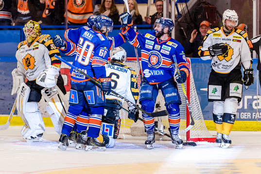Växjös Josh Hennessy jublar