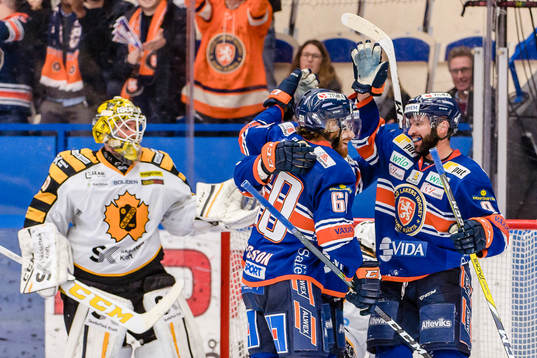 Växjös Josh Hennessy jublar
