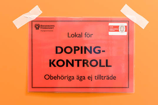 Skylt för doping kontroll på en dörr