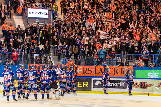 Växjös spelare jublar framför fansen