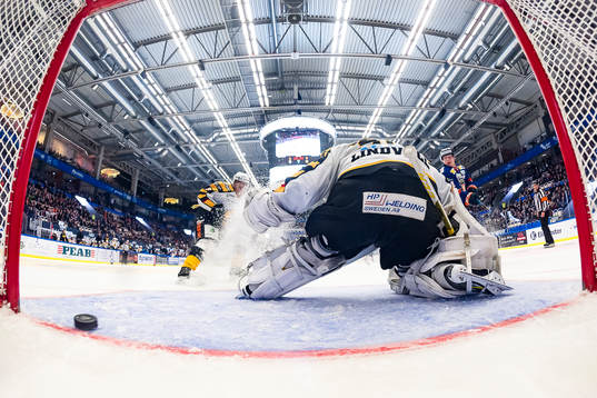 Växjös Olli Palola skjuter pucken i mål till 3-0 bakom