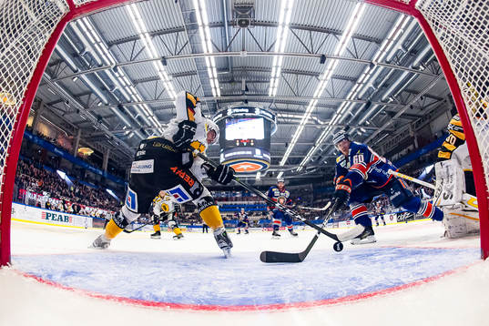 Växjös Erik Josefsson oroar framför Skellefteås mål