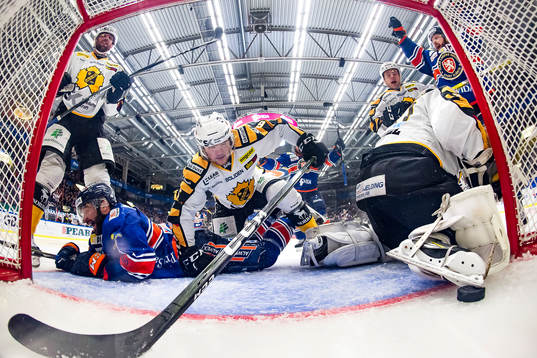 Växjös Josh Hennessy gör mål 2-0 och jublar.