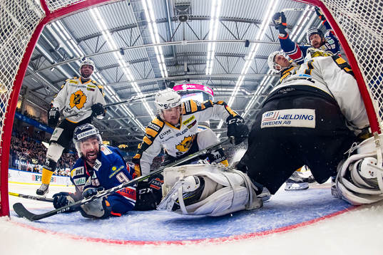 Växjös Josh Hennessy gör mål 2-0 och jublar.