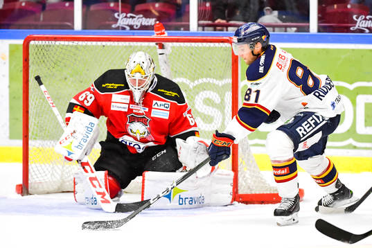 Djurgårdens Calle Ridderwall och Malmö Redhawks målvakt