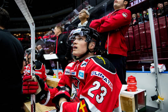 Malmö Redhawks Christoffer Forsberg på bänken
