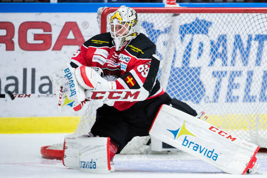 Malmö Redhawks målvakt Oscar Alsenfelt räddar