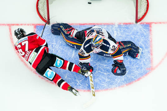 Malmö Redhawks Konstantin Komarek sätter sin straff bakom